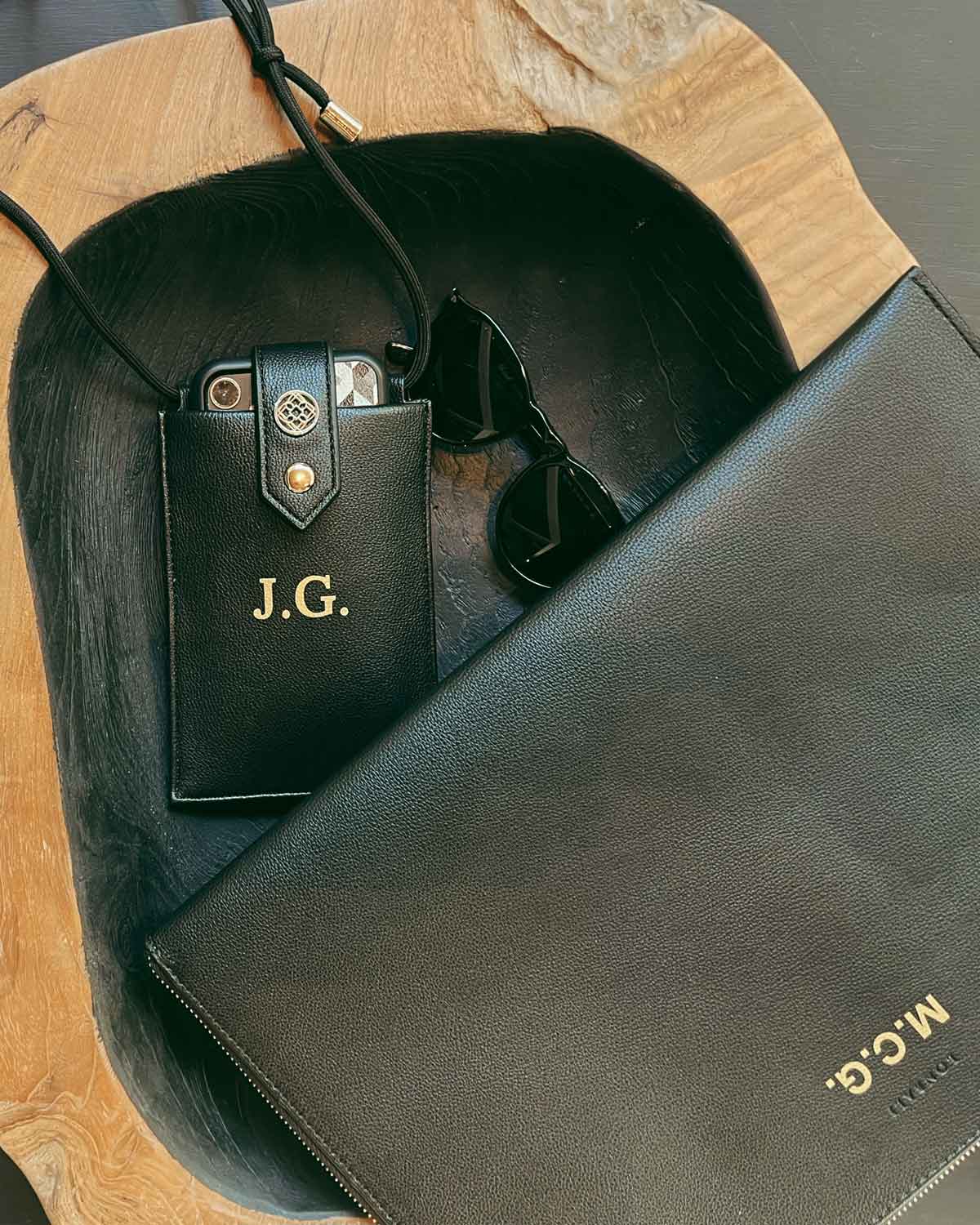 Funda móvil con cierre Basic Conscious Negro