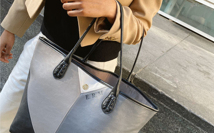 Chica con un bolso tipo shopper plateado