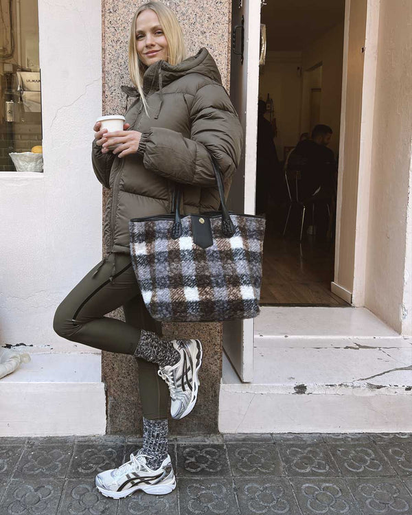 Chica con bolso tartán estilo shopping