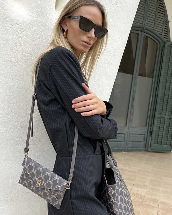 chica con cartera de mano XXL con estampado geométrico marrón y negro para mujer
