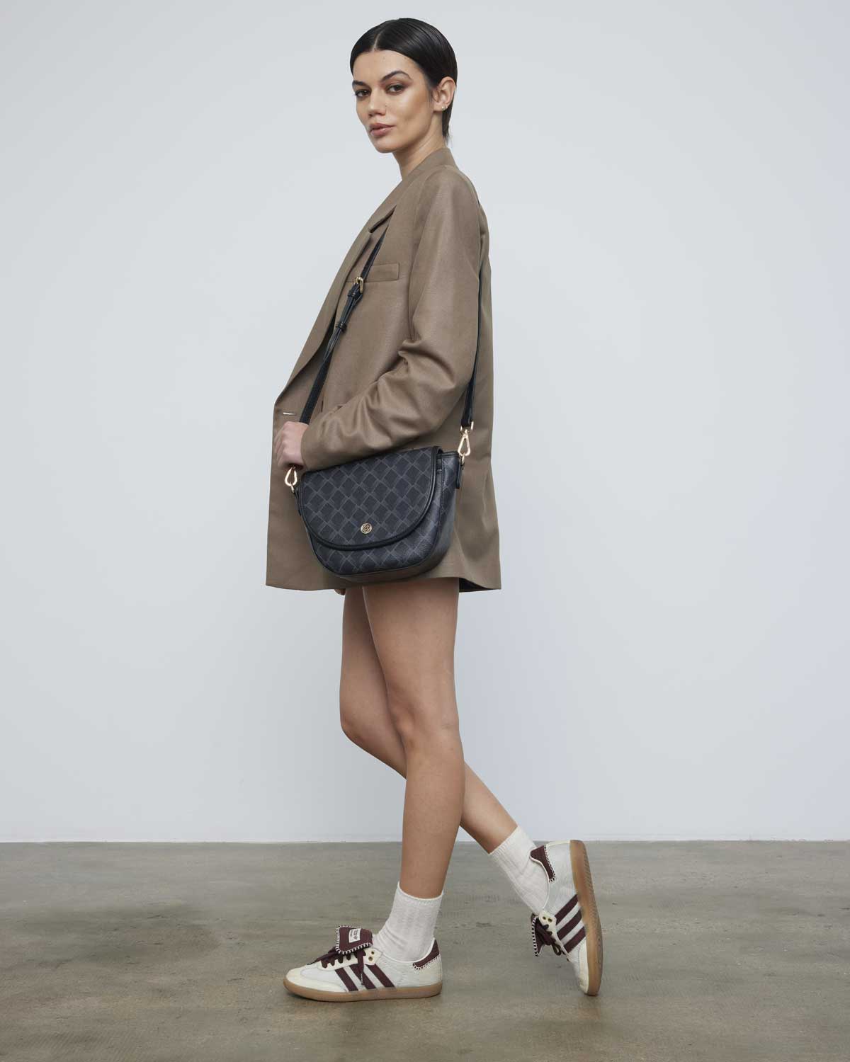 chica con bolso bandolera kensington negro