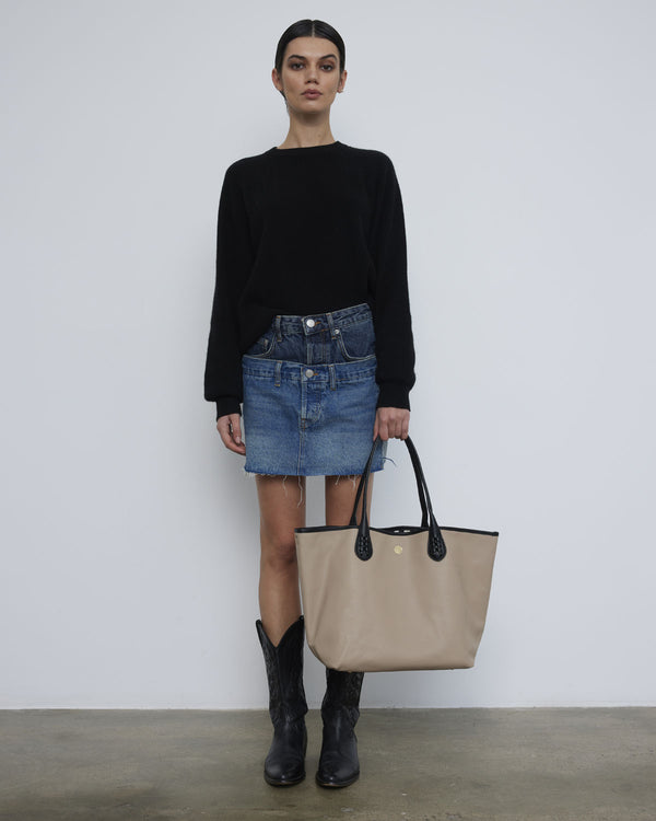 Chica con bolso beige shopping hecho con plástico reciclado