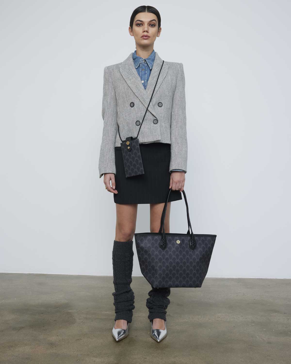 Chica con Bolso Kensington Midi negro
