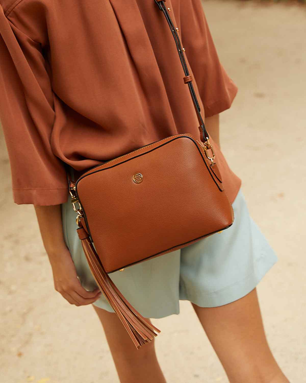 chica con bolso bandolera camel con fleco