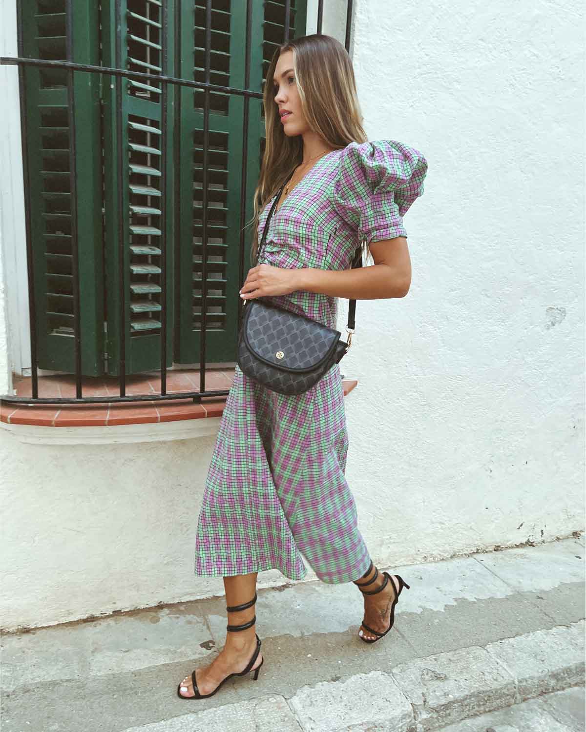 mujer con bolso bandolera kensington negro