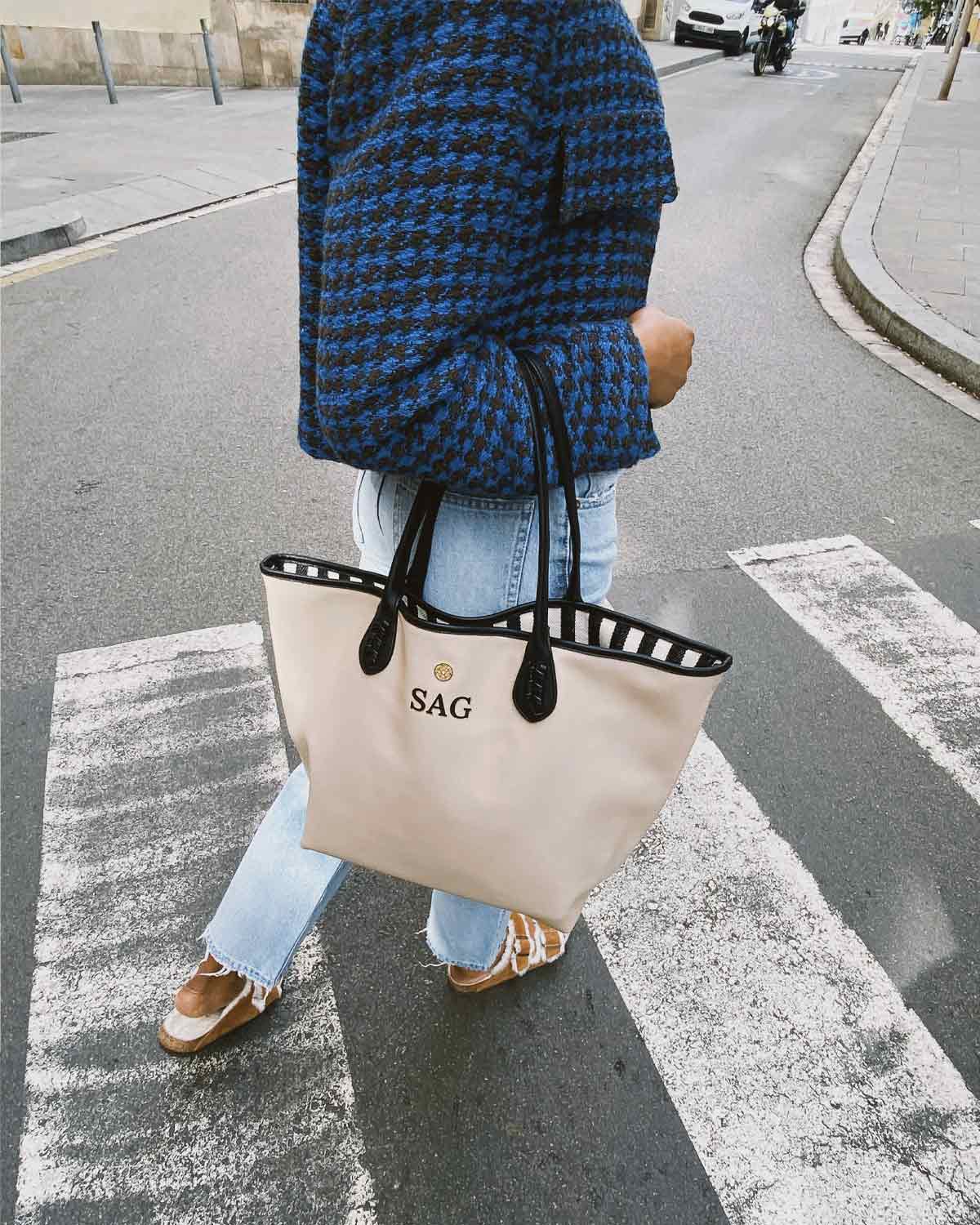 Bolso beige shopping con iniciales estampados
