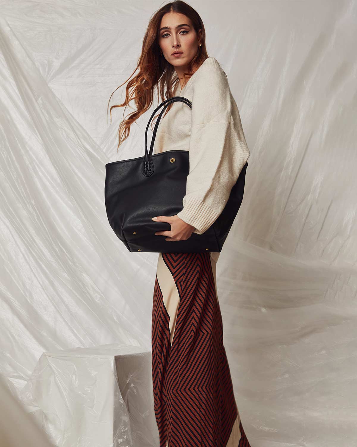 Mujer con bolso negro shopper plastico reciclado