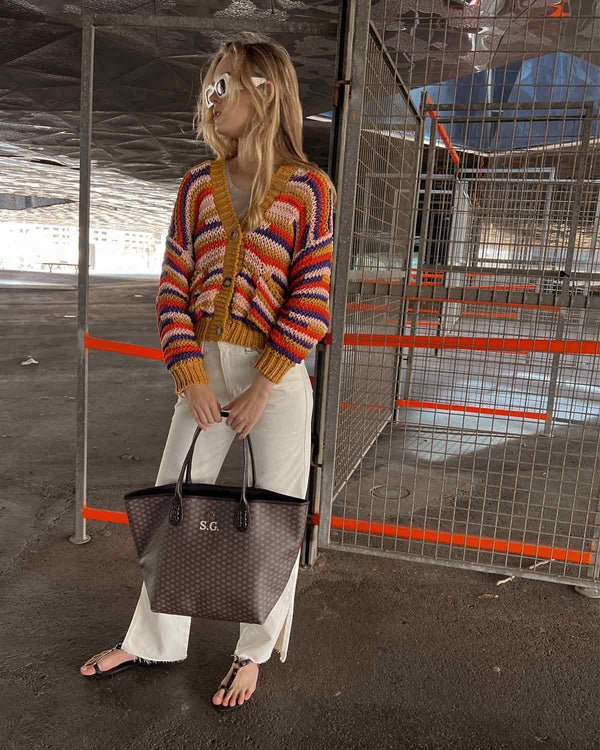 Look casual con un bolso shopper marrón