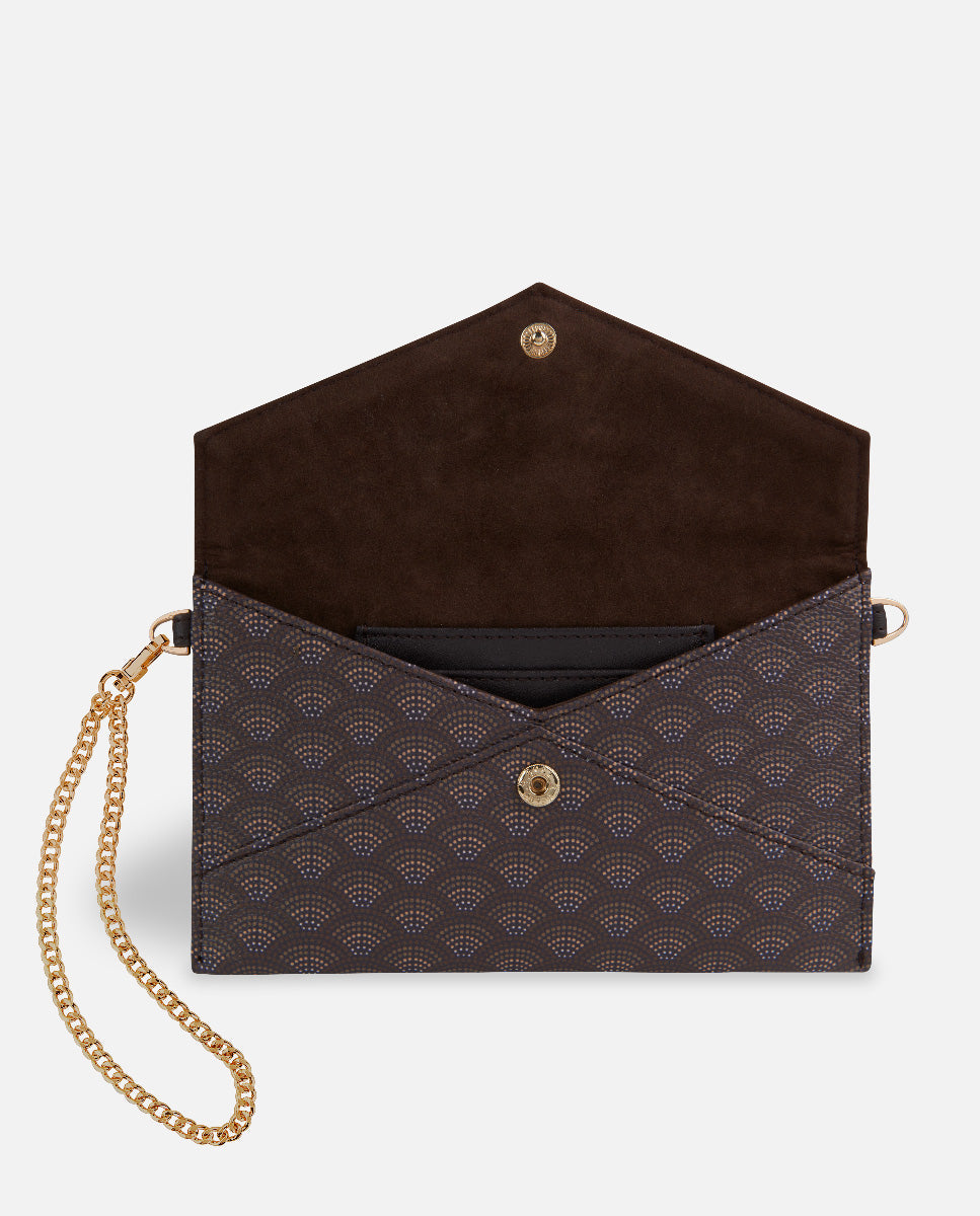 Cartera estampada marrón abierta para mujer, con pulsera dorada